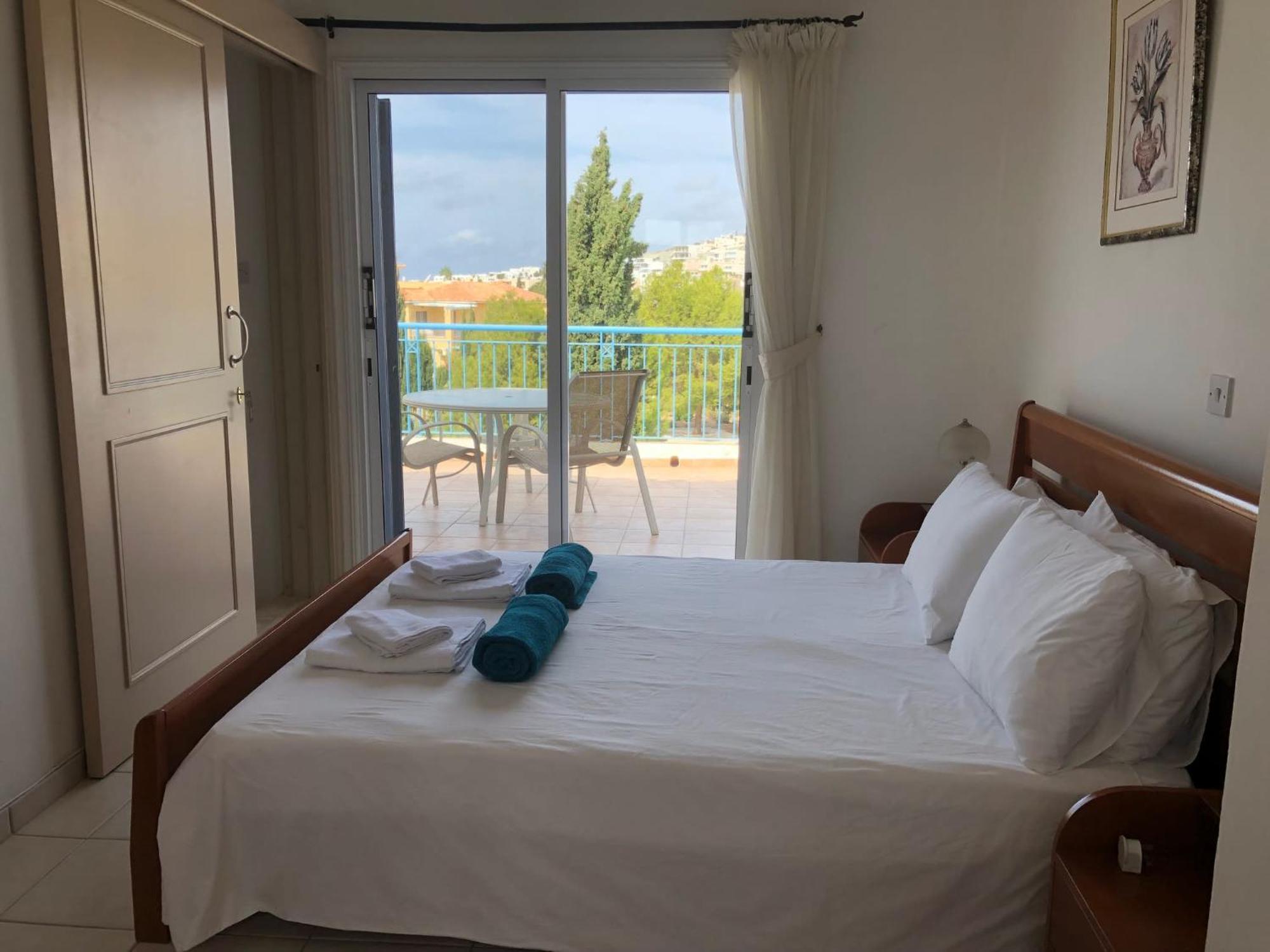 Regina Gardens - Spacious 3 Bed, 2 Bath Maisonette Paphos Bagian luar foto