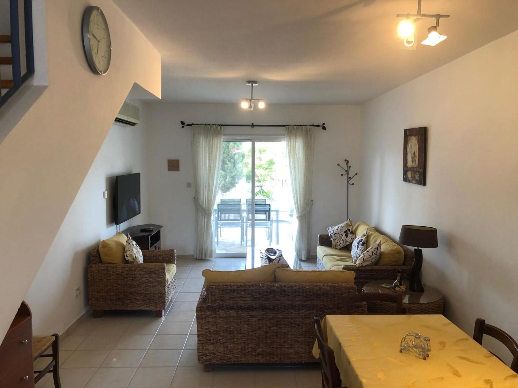 Regina Gardens - Spacious 3 Bed, 2 Bath Maisonette Paphos Bagian luar foto